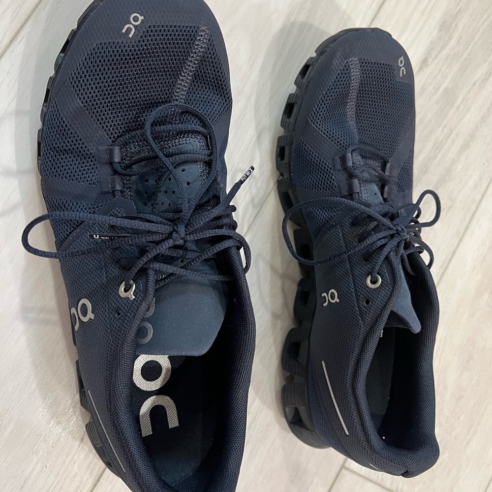 On Cloud Monochrome Men’s sneaker size 9.5 in navy